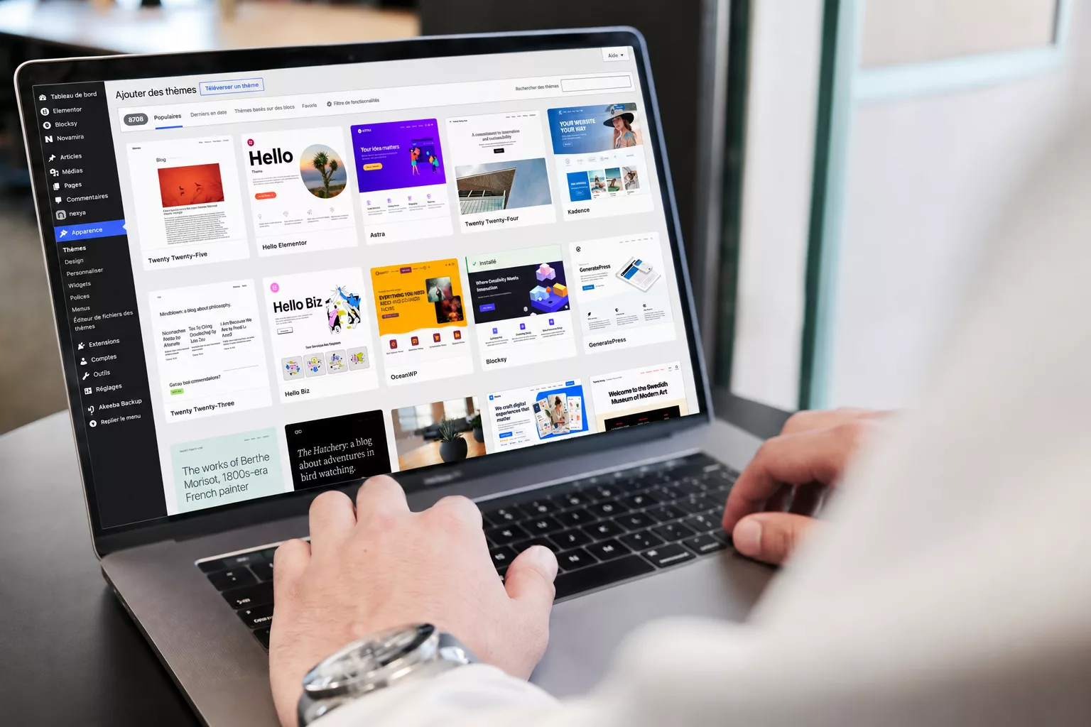 Site internet – Homme travaillant sur wordpress