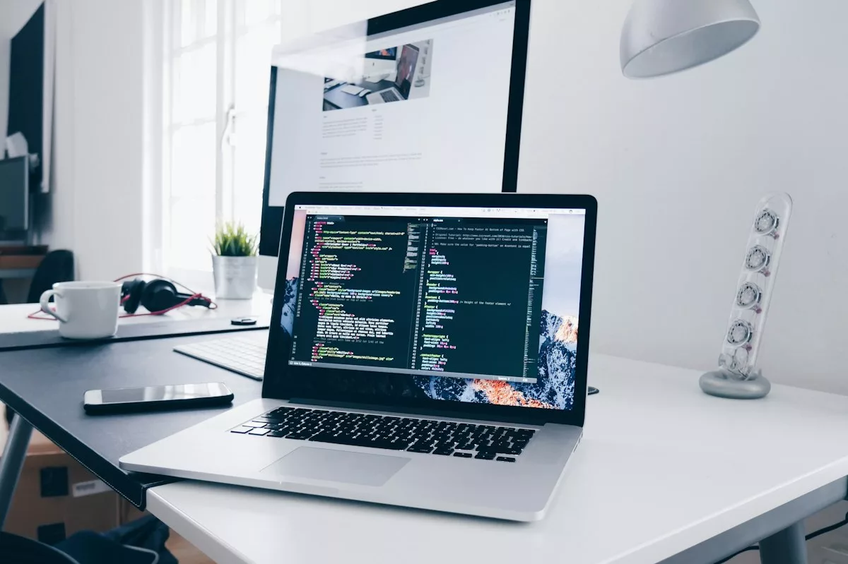 Ordinateur portable affichant du code sur un bureau